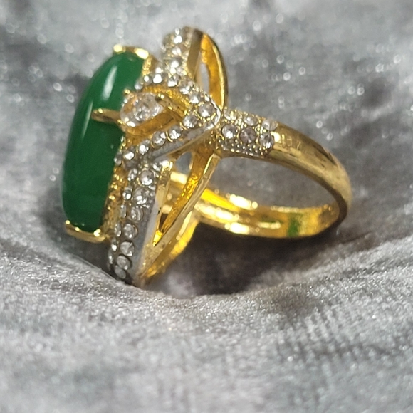Ladies Oval Inlaid Hollow Green Ring - Picture 3 of 8